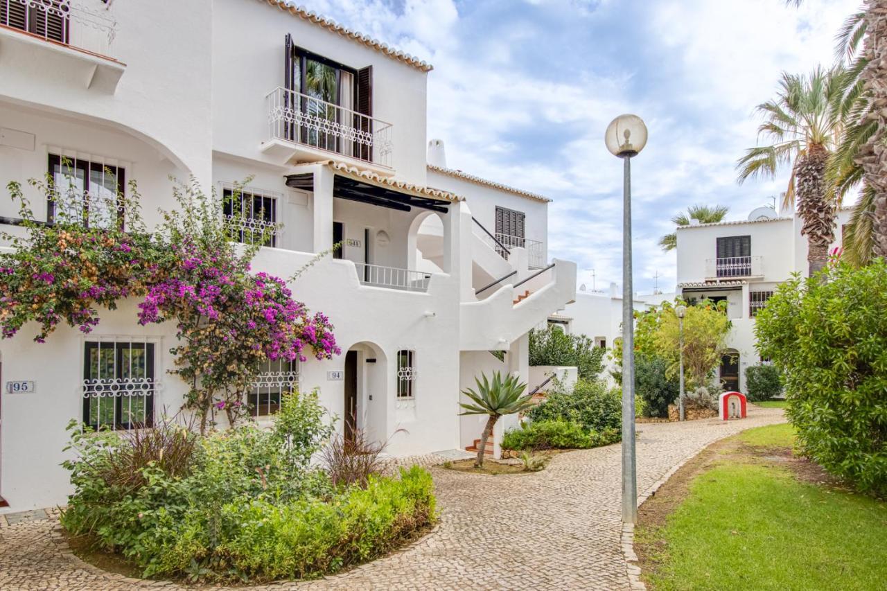 Apartmán Seaside Retreat With Pool, Ac, And Fast Wi-Fi Albufeira Exteriér fotografie