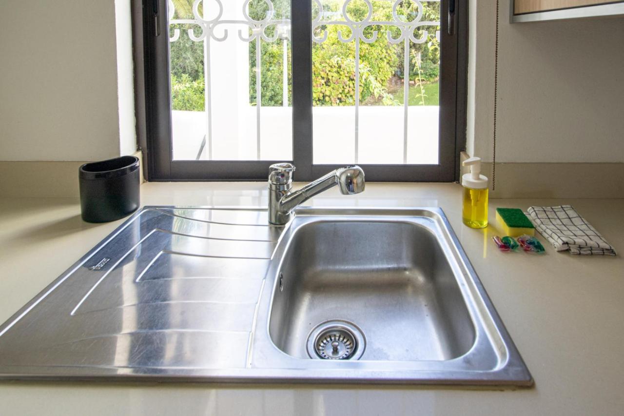 Apartmán Seaside Retreat With Pool, Ac, And Fast Wi-Fi Albufeira Exteriér fotografie