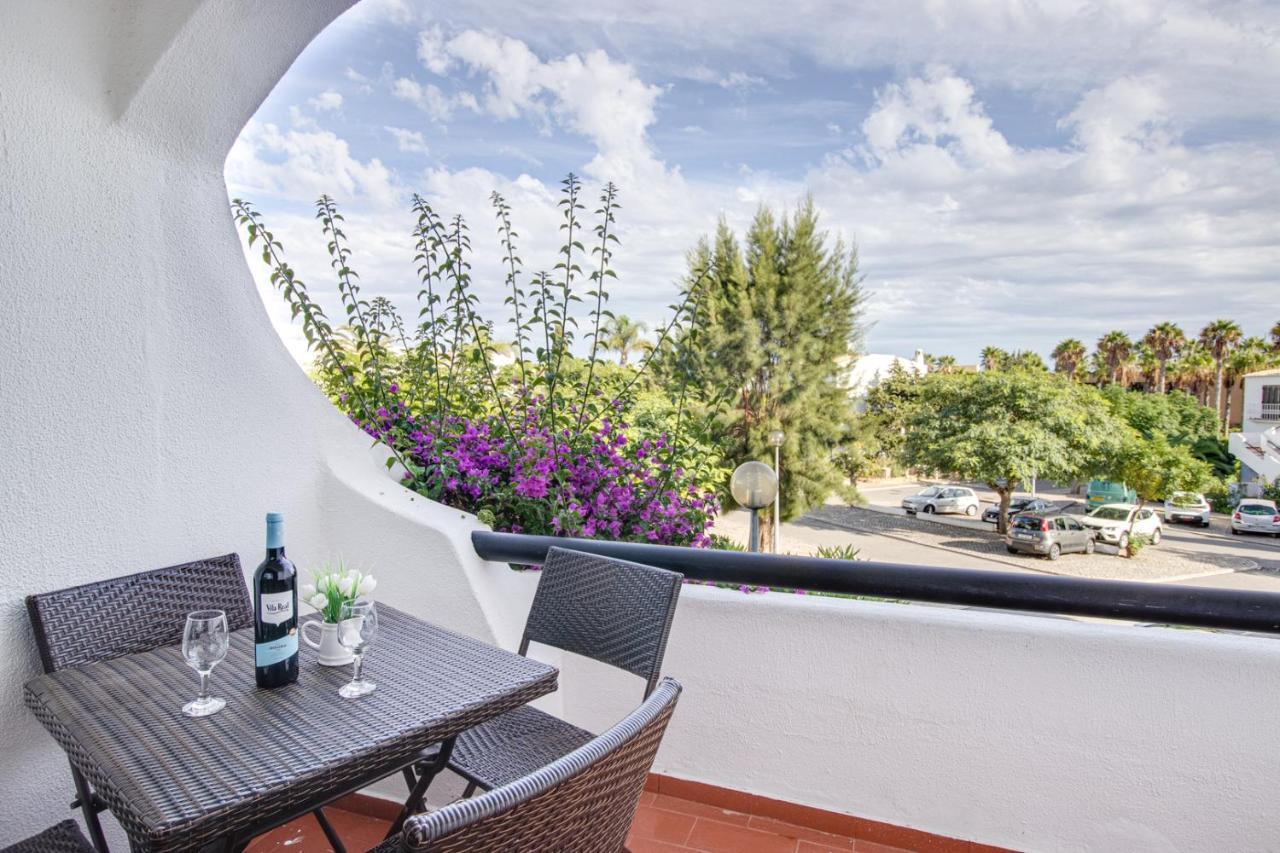 Apartmán Seaside Retreat With Pool, Ac, And Fast Wi-Fi Albufeira Exteriér fotografie
